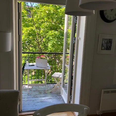 With High Ceilings, Beautiful Light Apartamento